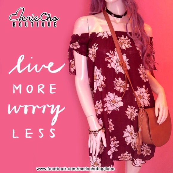 Vestido floral guinda a los hombros